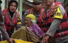 Aksi Heroik Perwira Polisi di Rokan Hulu Evakuasi Nenek Sahar Berusia Hampir Seabad dari Banjir