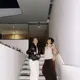 Tak hanya suasananya yang intimate, gaya fashion keduanya juga sukses mencuri perhatian lewat nuansa monokrom yang sleek dan effortless chic. [@sheiladara].
