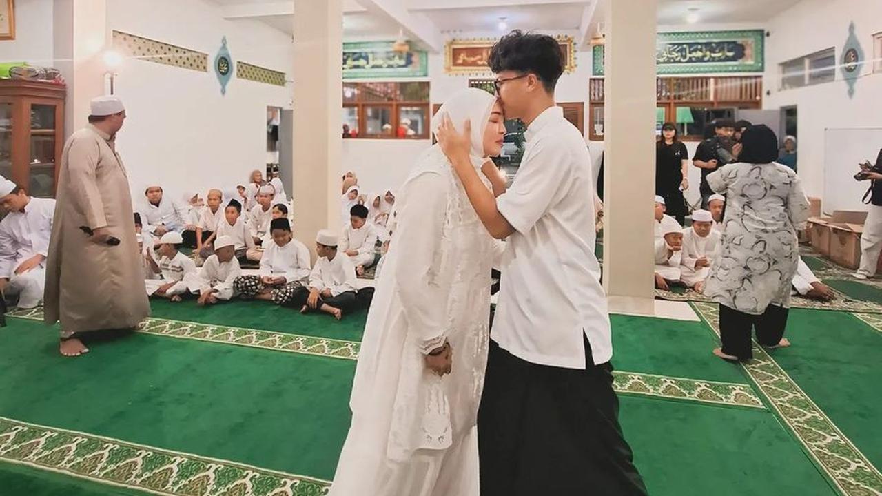 "Saya tidak bisa mengungkapkan betapa berartinya bagi saya saat kalian semua datang untuk merayakan ulang tahun saya di pesantren yang sederhana ini. Ini adalah momen yang indah dan penuh perasaan yang akan saya kenang selamanya," tutur Keanu.
