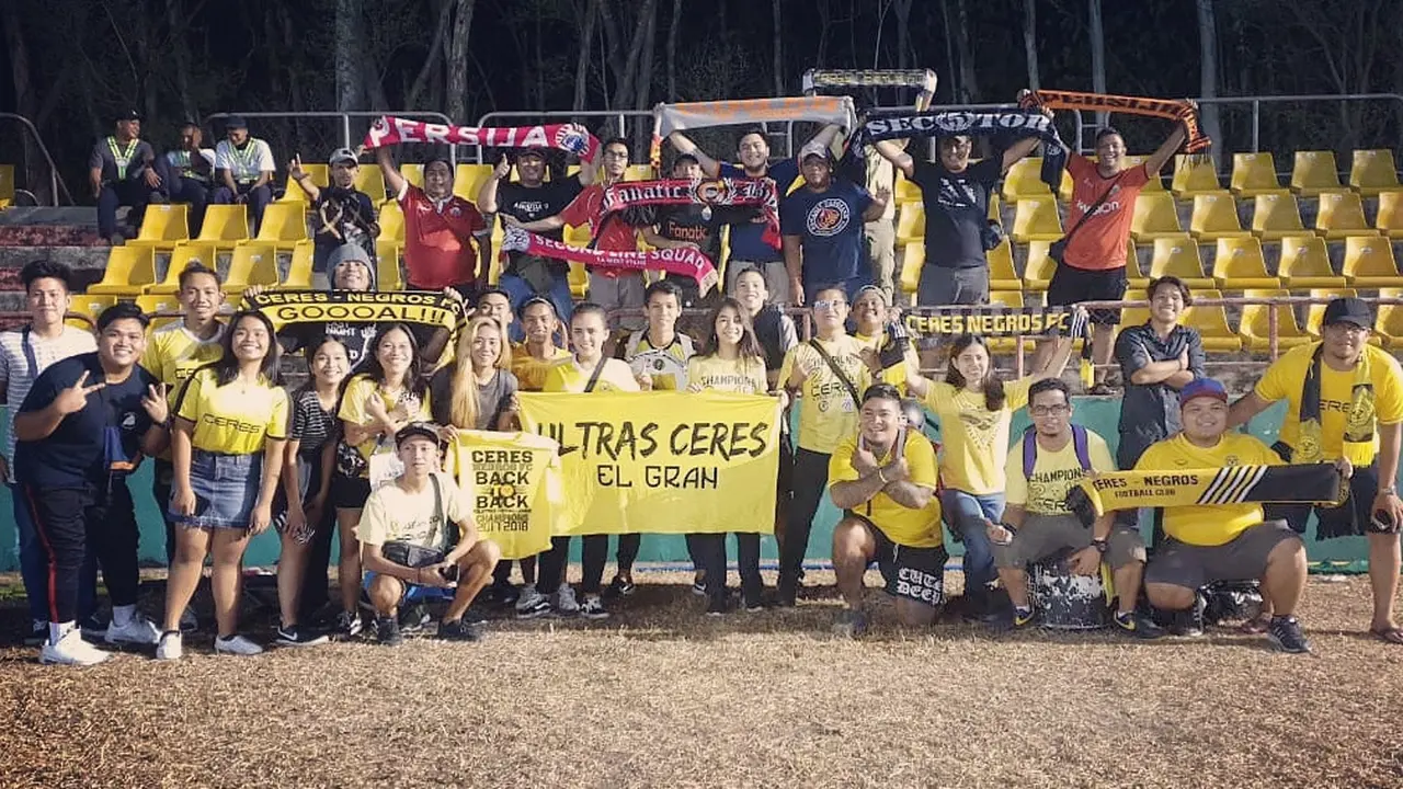 The Jakmania ketika mendukung Persija melawan Ceres-Negros di Stadion Panaad, Filipina, Rabu (3/4/2019).