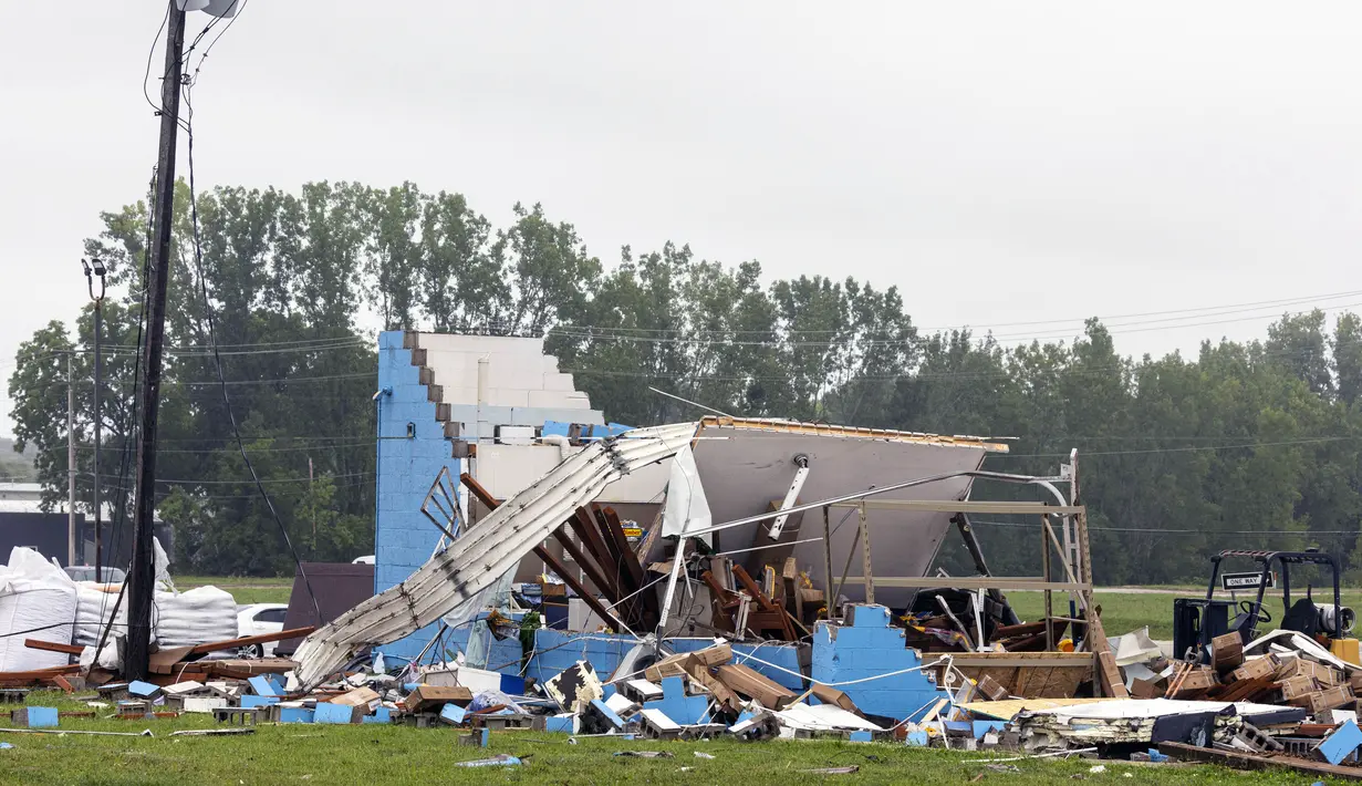 Musibah itu menewaskan lima orang, menumbangkan pohon, merobohkan atap bangunan dan menyebabkan ratusan ribu pelanggan tanpa aliran listrik, kata para pejabat. (Joel Bissell/Kalamazoo Gazette via AP)