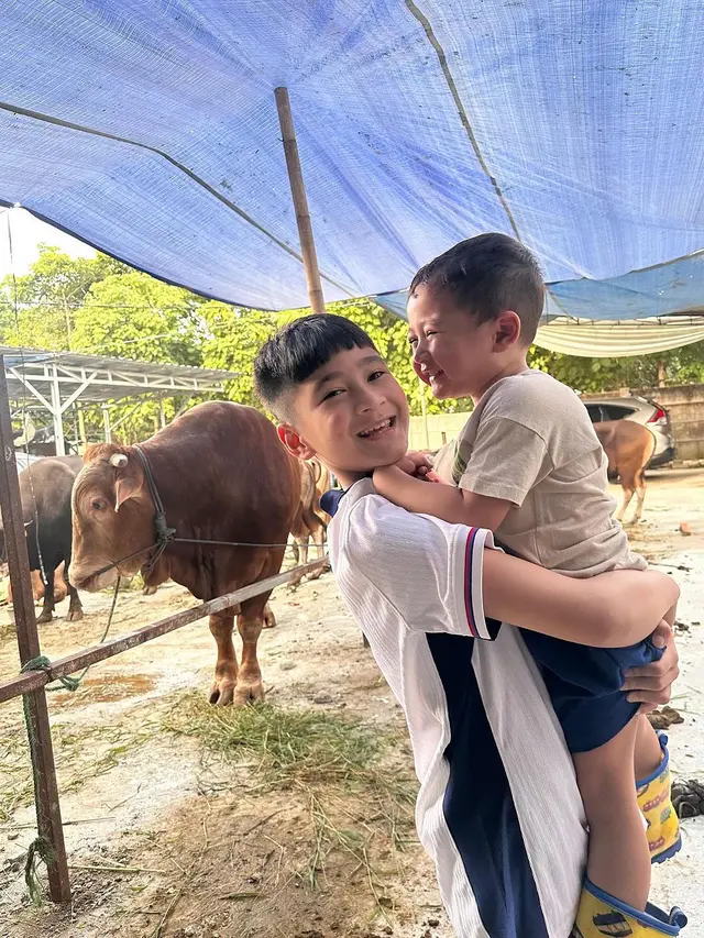 8 Potret Artis Bareng Hewan Kurbannya Sebelum Disembelih, Kambing hingga Sapi Jumbo
