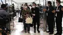 Turis China tiba di Bandara Internasional Suvarnabhumi di provinsi Samut Prakarn, Thailand, Senin (9/1/2023). Wisatawan China sekitar sepertiga dari jumlah total turis yang mengunjungi Thailand sebelum pandemi covid-19, dan pihak berwenang berharap mereka dapat membantu memulihkan industri pariwisata yang menguntungkan. (AP Photo/Sakchai Lalit)