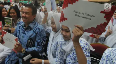 Pendiri LSI, Denny JA dan ribuan pelajar SMA saat pelatihan 1000 juru bicara Pancasila di Aula Universitas Terbuka, Tangsel, Kamis (16/8). Kegiatan ini diikuti lebih dari 2000 ribu murid SMA dari Jakarta, Tangsel dan Depok. (Merdeka.com/Arie Basuki)