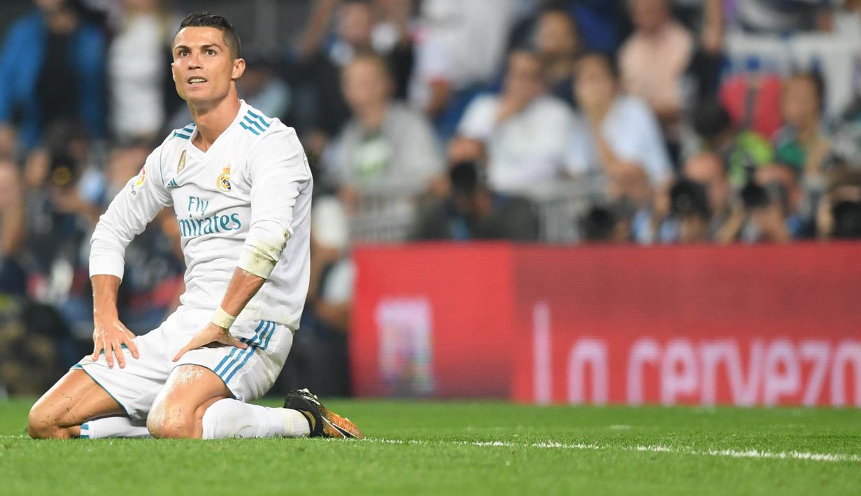 Striker Real Madrid, Cristiano Ronaldo, tampak kecewa usai gagal menjebol gawang Real Betis pada laga La Liga Spanyol di Stadion Santiago Bernabeu, Rabu (20/9/2017). Real Madrid kalah 0-1 dari Real Betis. (AFP/Gabriel Bouys)