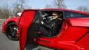 Nenek berusia 76 tahun, Sonja Heiniger, duduk di dalam Lamborghini miliknya di Jona, Swiss (20/5/2015). (REUTERS/Alessandro Garofalo)