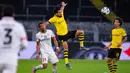 Gelandang Borussia Dortmund, Emre Can, berebut bola dengan penyerang Mainz, Karim Onisiwo, pada laga lanjutan Bundesliga di Signal Iduna Park, Dortmund, Kamis (18/6/2020) dini hari WIB. Borussia Dortmund menyerah 0-2 atas Mainz. (AFP/Guido Kirchner/pool)