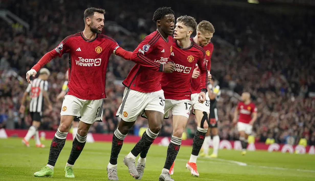 Selebrasi para pemain Manchester United merayakan gol pertama ke gawang Newcastle United yang dicetak Kobbie Mainoo (tengah) pada laga tunda pekan ke-34 Liga Inggris 2023/2024 di Old Trafford Stadium, Manchester, Rabu (15/5/2024). (AP Photo/Dave Thompson)
