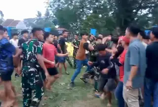 Viral! Puluhan Oknum TNI Bentrok dengan Warga di Wayrarem Lampung Utara, 8 Pemuda Dilarikan ke Rumah Sakit