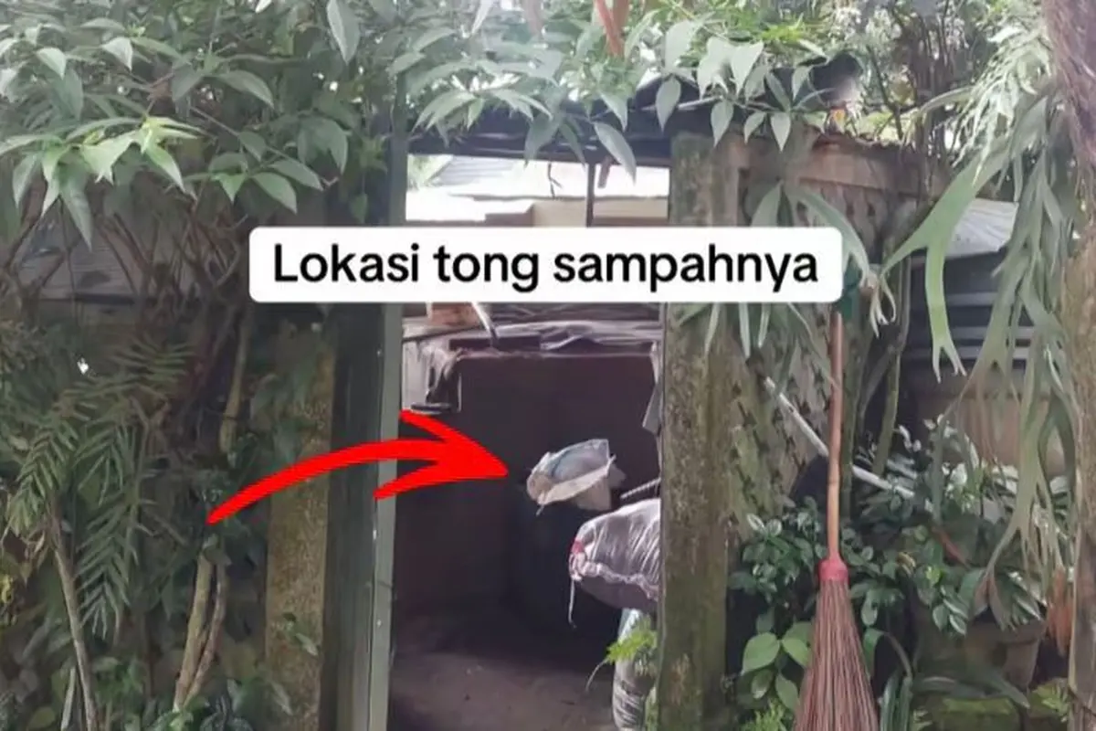 Kucing dalam karung yang dibuang ke tempat sampah