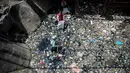 Sejumlah pekerja mengumpulkan sampah dari Sungai Marilao di Bulacan, sebelah utara Manila, Filipina, 18 Maret 2017. Tak hanya dipenuhi benda padat, air di sungai ini mengandung racun kimia yang membuat air di sini sangat berbahaya. (Noel CELIS/AFP)