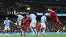 Pemain Liverpool, Virgil van Dijk, melepaskan tandukan kepala ke gawang Manchester City pada lanjutan Liga Inggris di Etihad Stadium, Minggu (09/11/2025) malam WIB. (AFP/Darren Staples)