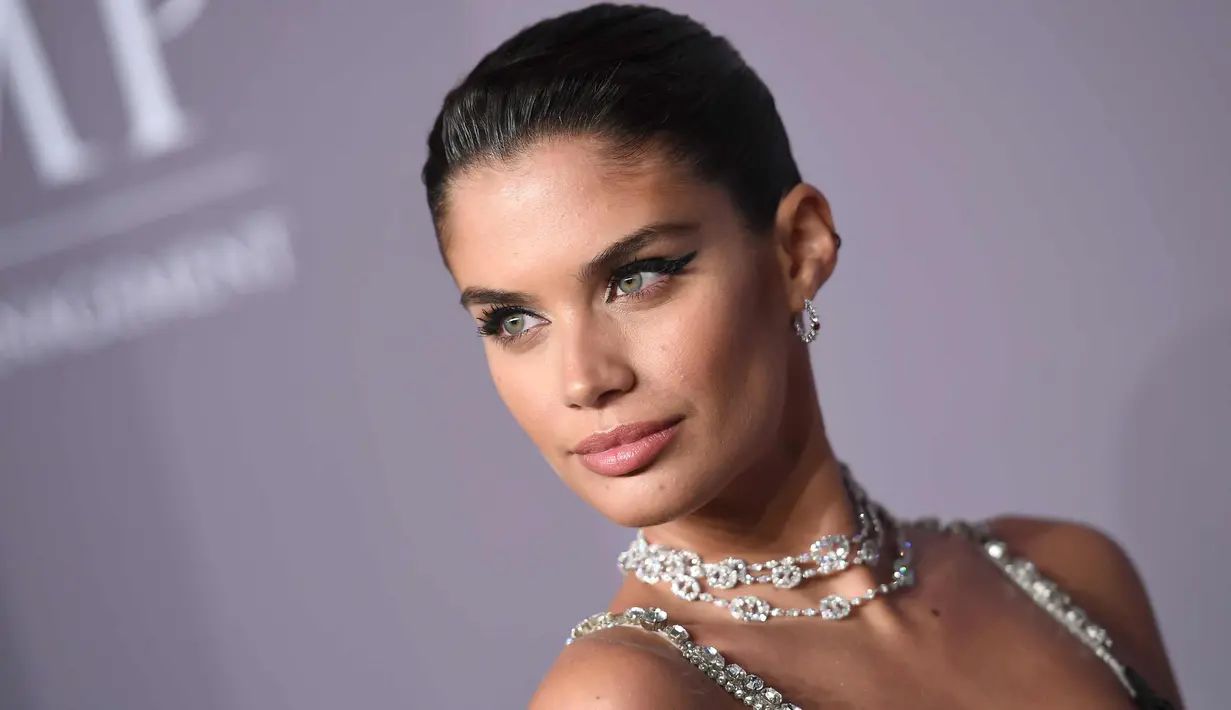 Model Sara Sampaio berpose saat menghadiri Gala amfAR New York 2018 di Cipriani Wall Street, AS (7/2). (Theo Wargo/Getty Images/AFP)