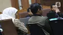 Gubernur Jatim, Khofifah Indar Parawansa (kiri) saat menjadi saksi pada sidang lanjutan dugaan suap jual-beli jabatan di lingkungan Kemenag dengan terdakwa M Romahurmuziy di Pengadilan Tipikor Jakarta, Rabu (11/12/2019). Sidang beragenda keterangan saksi. (Liputan6.com/Helmi Fithriansyah)