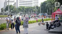 Warga beraktivitas di kawasan Bundaran HI, Jakarta Pusat, Minggu (8/11/2020). Jumlah pasien COVID-19 di DKI Jakarta yang sembuh terus naik. (Liputan6.com/Faizal Fanani)