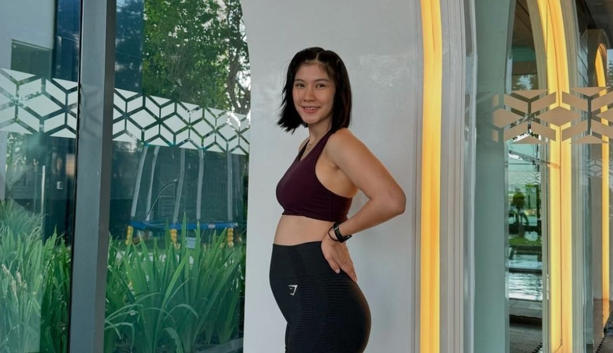 Perut makin membuncit, Olivia yang tengah berbadan dua masih rutin nge-gym dan mengunggahnya di Instagram. Wanita kelahiran 13 Oktober 1996 ini tak sabar menanti sosok anak pertama. (Liputan6.com/IG/@olivia.mci8)