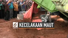 Sebuah truk mengangkut tanah oleng saat melintas di Karawaci, Tangerang, Banten. Truk terguling menimpa sebuah mobil berisikan empat penumpang dan saatu balita.
