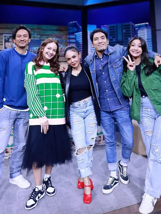 Tak hanya dengan Vincent dan Desta, Yuni Shara juga berpose dengan Enzy Storia dan Hesti Purwadinata. Penampilannya pun tak kalah muda dari dua wanita yang usianya jauh di bawahnya itu. (Foto: Instagram/yunishara36)