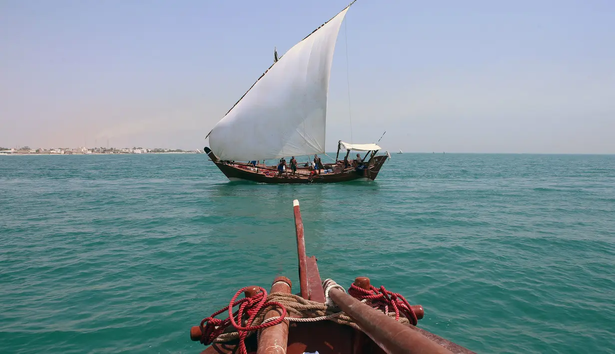 Warga Kuwait saat berada di kapal layar tradisional saat mencari kerang yang mengandung batu mutiara di lepas pantai kota pelabuhan Khairan, Kuwait (2/8). Warga Kuwait Berburu mutiara setiap tahun sekali. (AFP PHOTO/Yasser Al-Zayyat)
