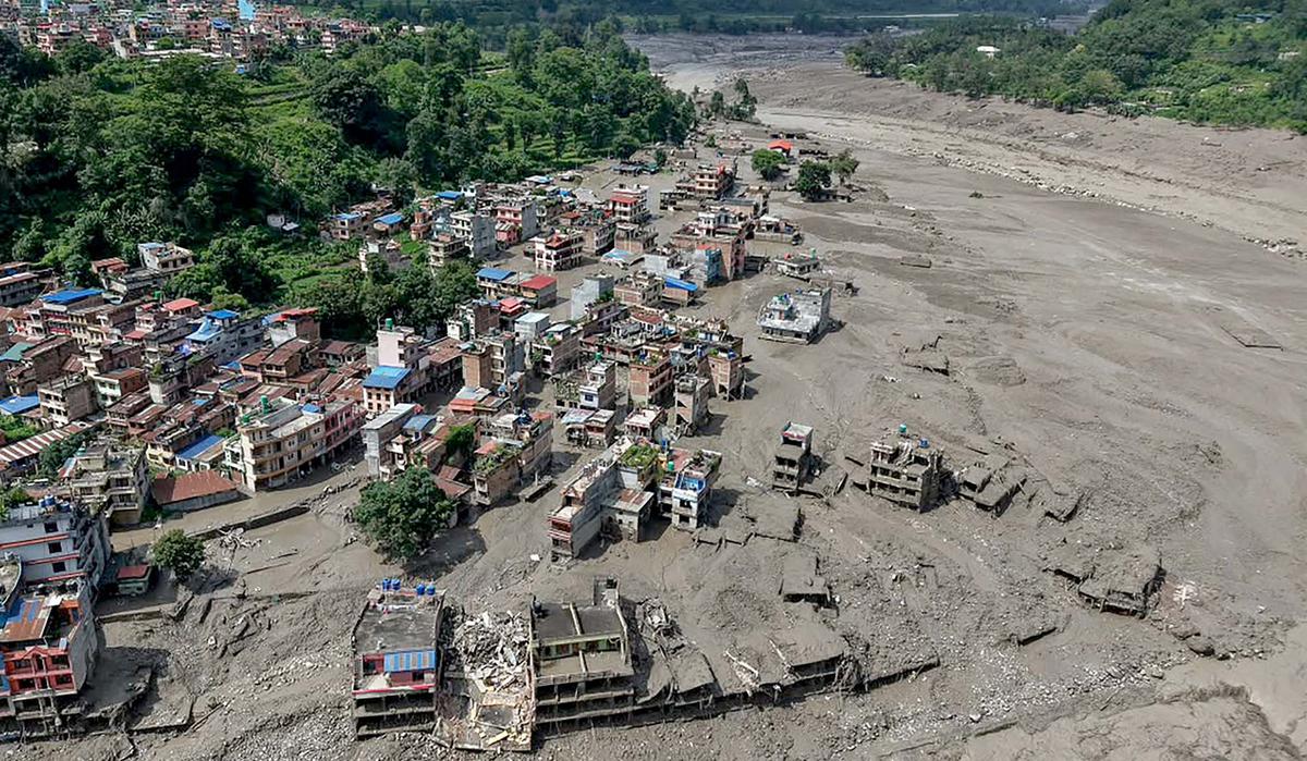 Banjir Bandang Nepal Tewaskan 95 Orang, Ratusan Wisatawan Hilang