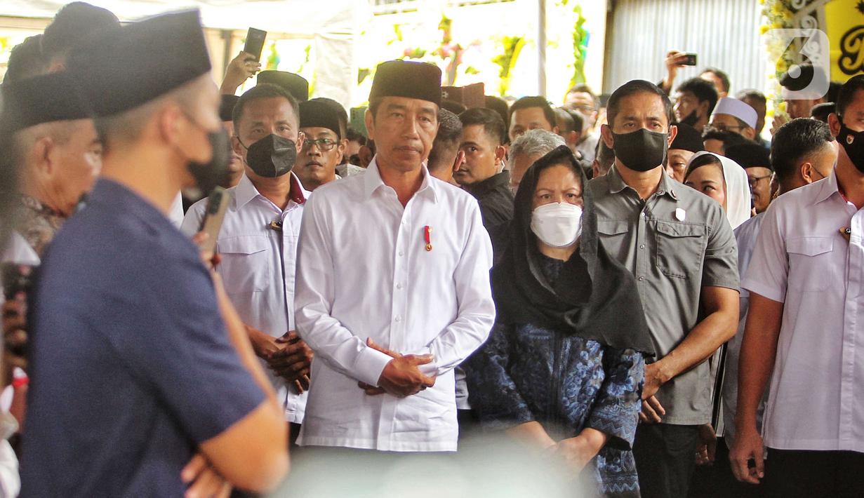 Presiden Joko Widodo bersama Ibu Negara Iriana Joko Widodo (kanan) melepas keberangkatan almarhumah Koesni Harningsih di Jalan Terusan Lembang Nomor D54, Menteng, Jakarta, Minggu (12/3/2023). Istri Kepala Staf Presiden (KSP) Moeldoko tersebut meninggal dunia di usia 63 tahun setelah menjalani perawatan di ICCU RSPAD Kartika Gatot Subroto dan rencananya akan dimakamkan di Taman Makam Pahlawan Bahagia, Tangerang Selatan. (Liputan6.com/Angga Yuniar)