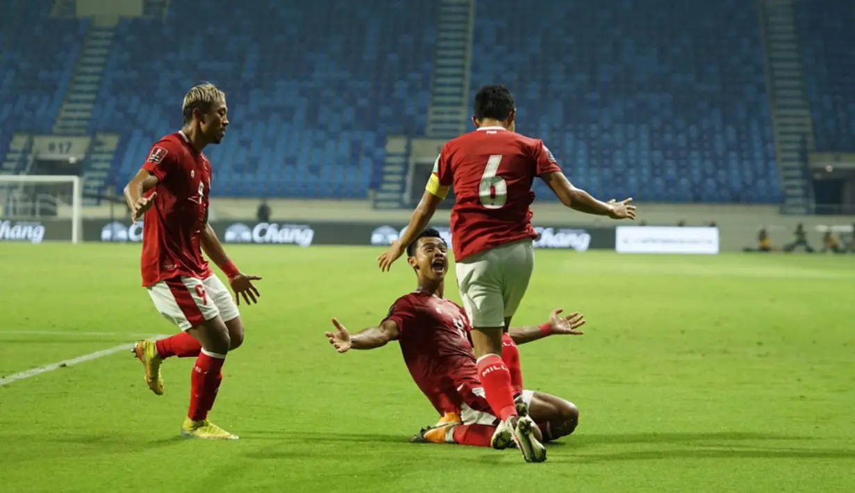Kebuntuan akhirnya terpecahkan pada menit ke-38 lewat umpan terobosan Syahrian Abimanyu yang meluncur deras dan dituntaskan oleh Kadek Agung. Indonesia menyamakan kedudukan 1-1 atas Thailand. Skor satu sama ini berlangsung hingga turun minum babak pertama. (Foto: Dok. PSSI)