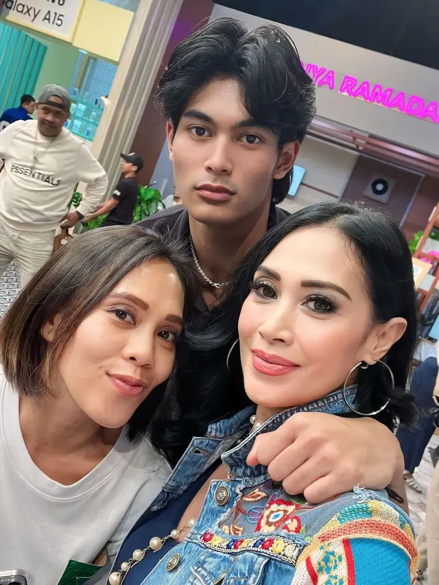 Marco bersama beberapa artis (Instagram/dps_diahpermatasari)