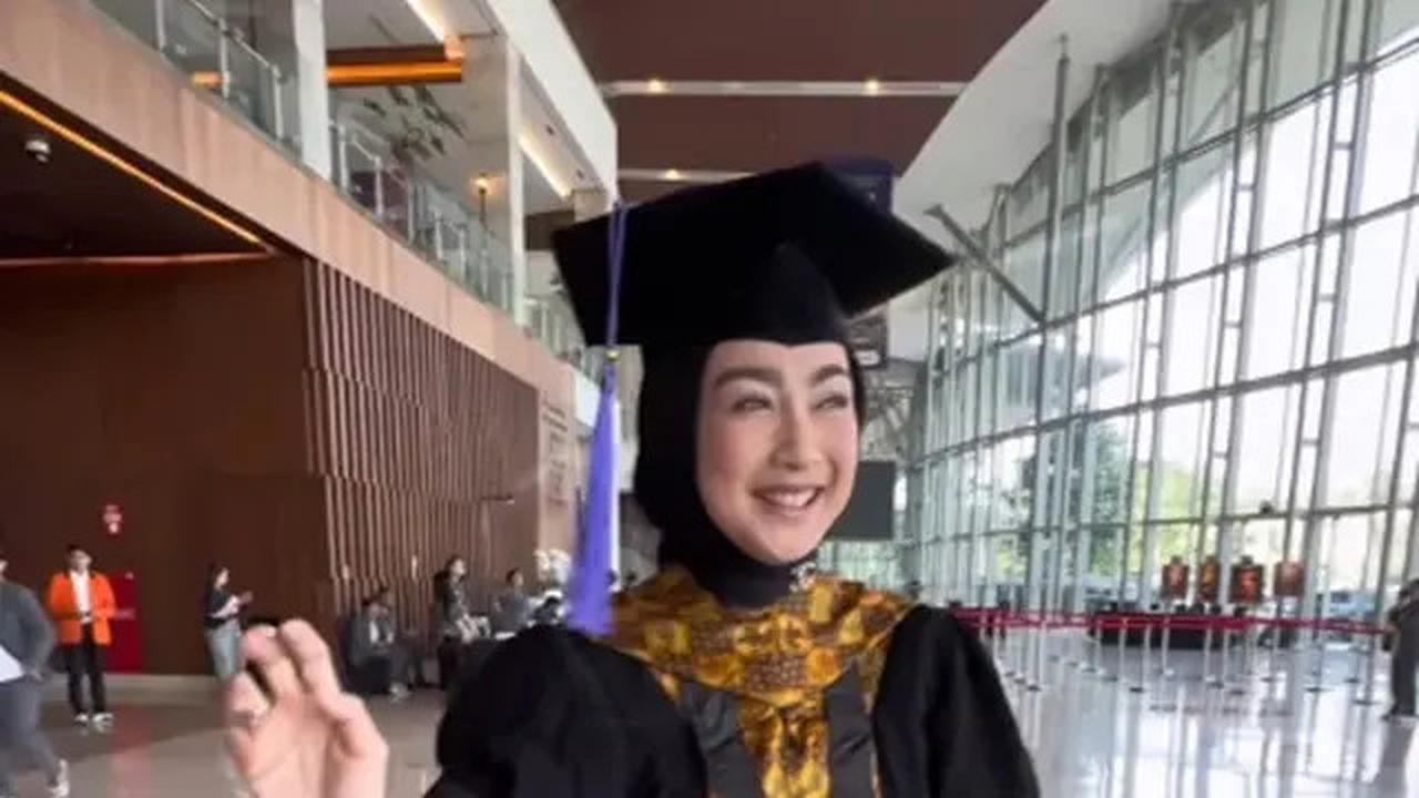 5 Potret Bahagia Desy Ratnasari di Momen Wisuda S3, Kini Resmi Punya Gelar Doktor Psikologi
