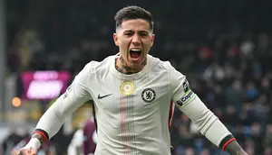 Gelandang Chelsea, Enzo Fernandez, merayakan gol yang dicetaknya ke gawang Burnley dalam laga lanjutan Premier League 2025/2026 di Turf Moor, Sabtu (22/11/2025). (ANDY BUCHANAN / AFP)
