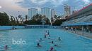 Para atlet Polo Air Putri melakukan pemanasan pada sesi latihan seleksi Pelatnas Sea Games 2017 di Kolam Renang Simprug, Jakarta, Kamis (19/1/2017). Para Atlet berasal dari delapan Provinsi di Indonesia.  (Bola.com/Nicklas Hanoatubun)
