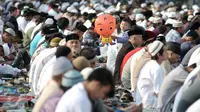 Umat muslim mendengarkan khotbah usai melaksanakan salat Idul Adha 2016/1437 H di Pelabuhan Sunda Kelapa, Jakarta, Senin (12/9). Nuansa khas pelabuhan menjadi keunikan tersendiri saat salat Idul Adha di tempat ini. (Liputan6.com/Yoppy Renato)