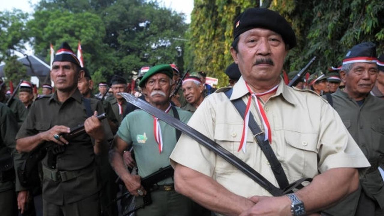 Semarak pawai Hari Veteran, bekas pejuang bawa bambu runcing