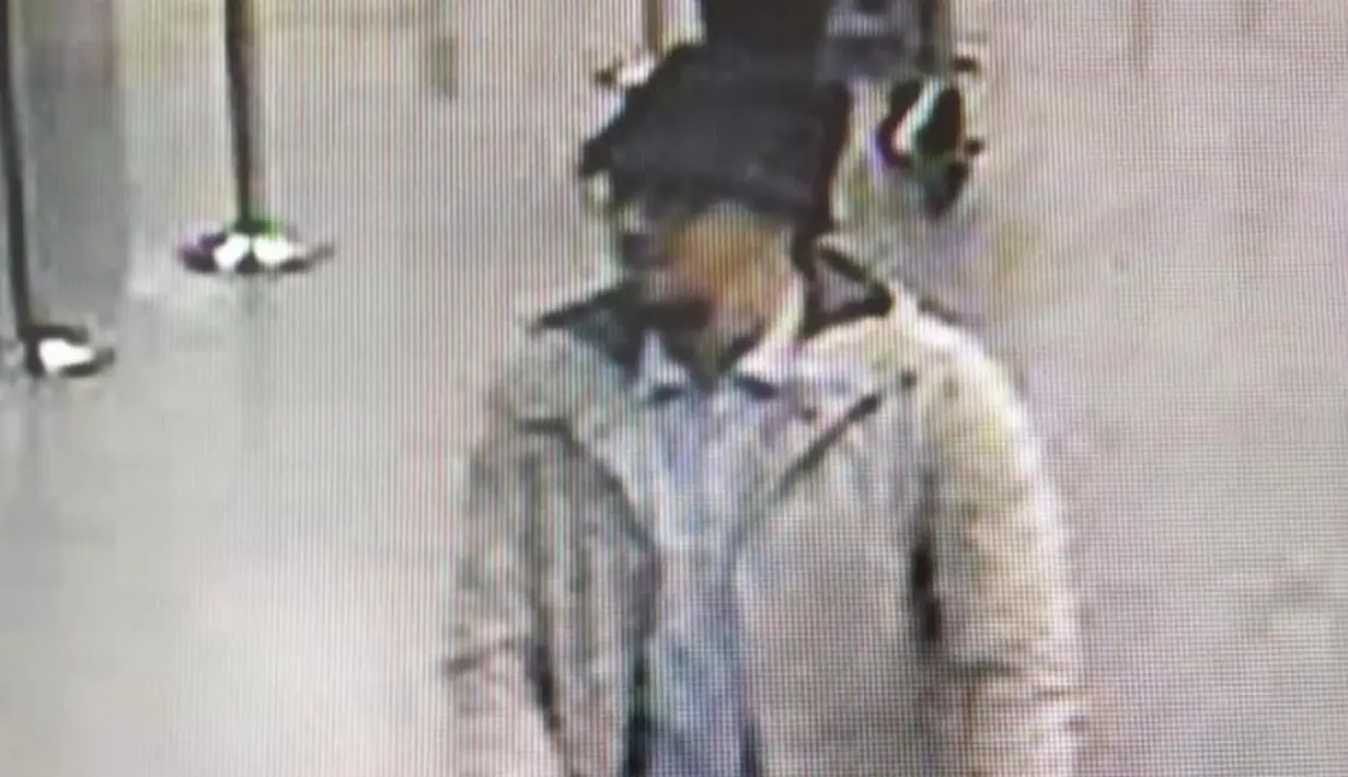 Dalam rekaman yang dirilis polisi Belgia atas permintaan jaksa federal menunjukkan dua dari tiga terduga pelaku pengeboman tengah mendorong troli berisi koper di Bandara Zaventem, ibu kota Brussels, Selasa (22/3/2016). (HANDOUT/BELGIAN FEDERAL POLICE/AFP)