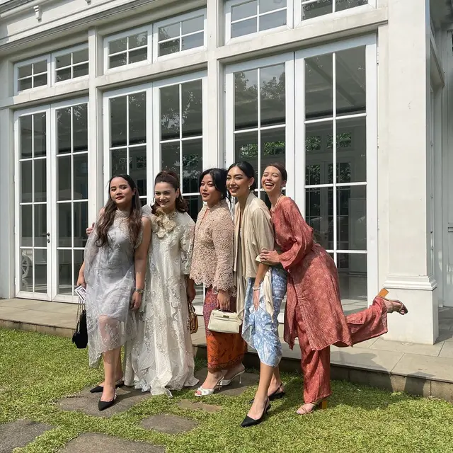 Namanya Sudah Diungkap, Ini 6 Potret Bridesmaid Aaliyah Massaid di Momen Lamaran