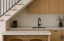 7 Ide Desain Dapur di Ruang Bawah Tangga, Inspirasi Interior Rumah Tahun 2025