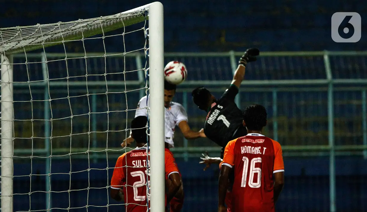 Pemain Persija Jakarta, Yann Motta Pinto menyundul bola ke gawang Borneo FC Samarinda dalam pertandingan Babak Penyisihan Grup B Piala Menpora 2021 di Stadion Kanjuruhan, Malang, Sabtu (27/3/2021). Persija menang telak atas Borneo FC Samarinda 4-0. (Bola.com/Ikhwan Yanuar)