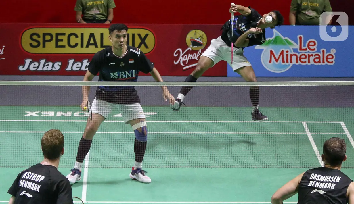 Pebulu tangkis ganda putra Indonesia Muhammad Shohibul Fikri/Bagas Maulana mengembalikan kok ke arah Kim Astrup/Anders Skaarup Rasmussen (Denmark) pada babak perempat final Indonesia Open 2024 di Istora Gelora Bung Karno, Senayan, Jakarta, Jumat (7/6/2024). (Liputan6.com/Herman Zakharia)