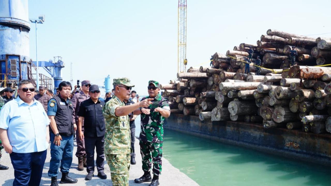 kasum tni Tinjau Satgas PKH Sita Kayu Ilegal