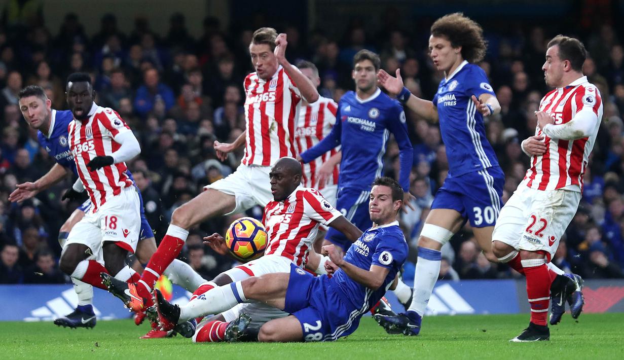 Pemain Chelsea, Cesar Azpilicueta terjatuh bersama pemain Stoke City, Bruno Martins Indi saat berebut bola pada laga Premier League di Stamford Bridge, (31//12/2016). Chelsea menang 4-2.   (Reuters/Eddie Keogh)