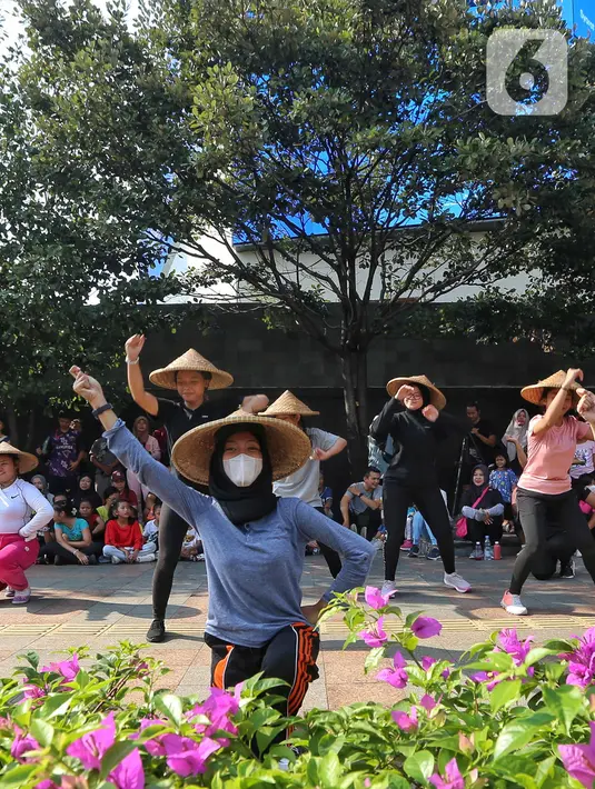 Anak-anak latihan menari saat hari bebas berkendara (Car Free Day) di kawasan Bundaran HI, Jakarta, Minggu (6/8/2023). (Liputan6.com/Angga Yuniar)