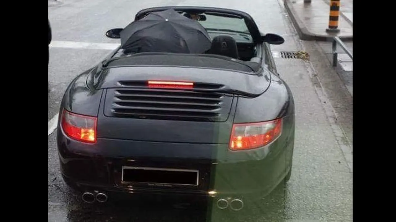 Beratap Terbuka, Pengemudi Porsche Pakai Payung Saat Kehujanan