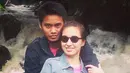 Gaya Tontowi Ahmad dan istrinya, Michelle saat berpose di dekat sungai. Pegangan yang keras ya Michelle, biar gak kepeleset. . (Instagram/ michelle_ahmad)