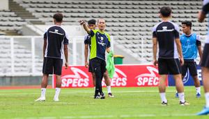 Kurniawan Dwi Yulianto memberikan materi latihan kepada para striker Timnas Indonesia U-20 di Stadion Madya, Jakarta, Rabu (5/2/2025). (Bola.com/Abdul Aziz)