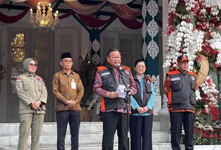 Gubernur DKI Jakarta Pramono Anung melepas bantuan kemanusiaan untuk masyarakat terdampak gempa bumi di Nusa Tenggara Timur (NTT). (Liputan6.com/Winda Nelfira)