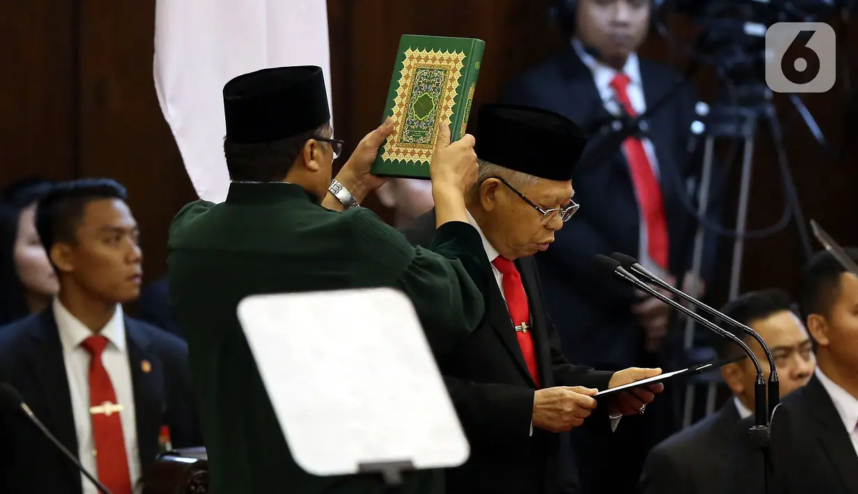 Ma'ruf Amin membacakan sumpah jabatan saat dilantik menjadi Wakil Presiden RI periode 2019-2024 di Gedung Nusantara, Jakarta, Minggu (20/10/2019).  Joko Widodo atau Jokowi dan Ma'ruf Amin resmi dilantik sebagai Presiden dan Wakil Presiden RI periode 2019-2024. (Liputan6.com/JohanTallo)