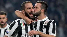 Pemain Juventus, Gonzalo Higuain dan rekan setimnya, Herzegovina Miralem Pjanic merayakan gol ke gawang SPAL pada lanjutan Serie A Italia di Allianz Stadium, Kamis (26/10). Juventus menang besar saat menjamu SPAL dengan skor 4-1. (MIGUEL MEDINA/AFP)