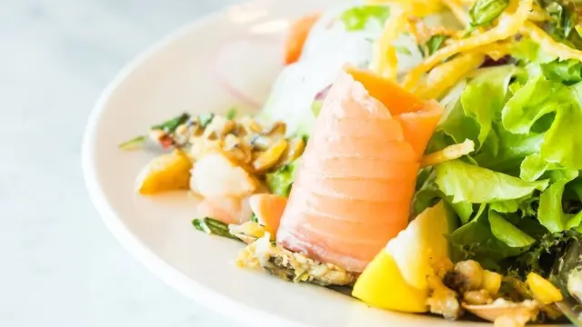 Salad Salmon dan Quinoa (Foto/Sumber: Freepik)