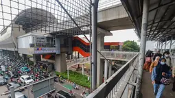 Usai jeda libur panjang perayaan Natal 2025 dan Tahun Baru 2026, sejumlah jalan utama di Jakarta kembali dipadati pengendara, baik roda dua maupun empat. Tampak dalam foto, pejalan kaki melintas di Jembatan Penyeberangan Orang (JPO) di kawasan Jalan Jenderal Gatot Subroto, Jakarta, Senin (5/1/2026). (merdeka.com/Arie Basuki)