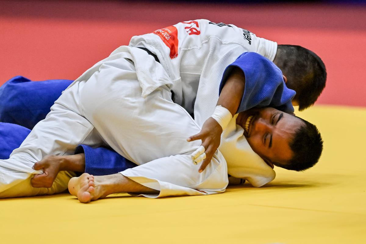 Tim Para Judo Indonesia persembahkan medali di hari pertama Asian Para Games 2026.