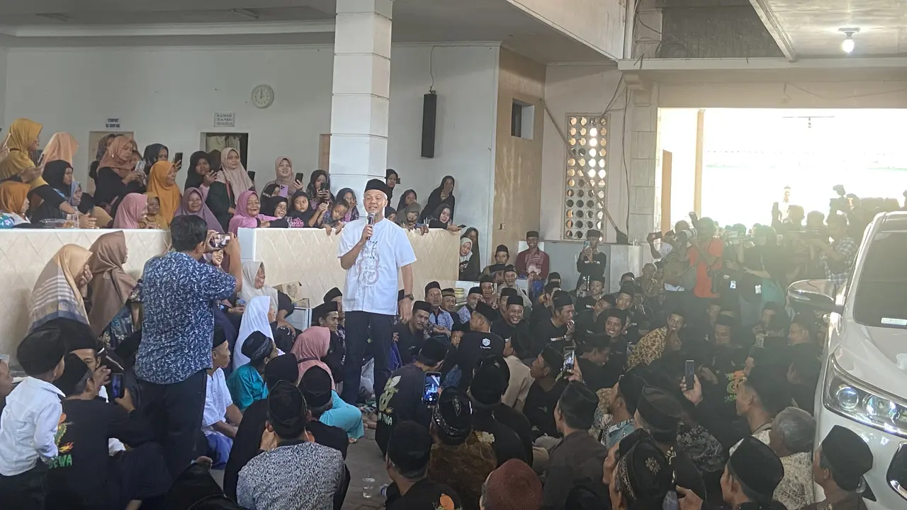 Capres nomor urut 3, Ganjar Pranowo bersilaturahmi ke Pondok Pesantren Watucongol Muntilan di Magelang, Jawa Tengah, Minggu (17/12/2023).